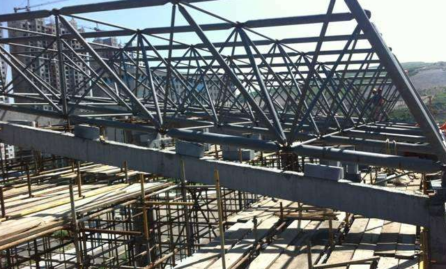 拉萨简述网架公司的黑色压型钢板的吊装步履